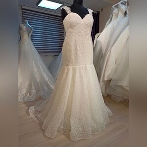 Di La'Sena Lace Mermaid Wedding Dress- White size 18 NWT